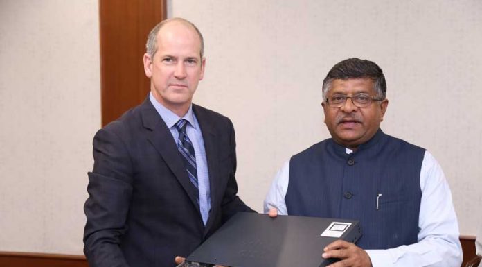 Union minister for electronics and information technology, Ravi Shankar Prasad flanked by John Kern, SVP, supply chain operations, and India executive sponsor, Cisco. (Photo/Cisco)