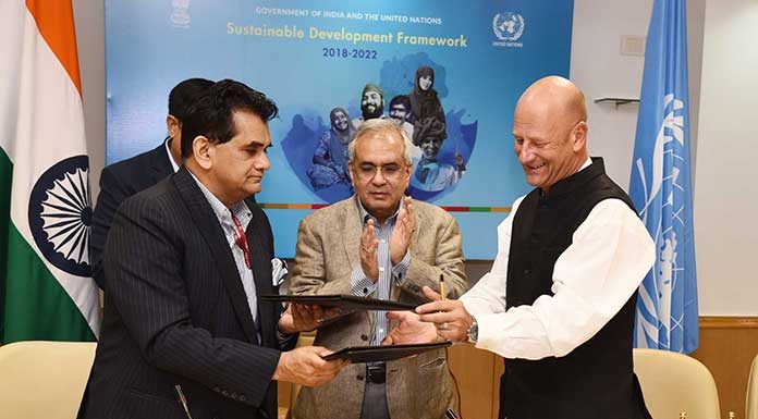 NITI Aayog CEO Amitabh Kant and the UN Resident Coordinator in India, Yuri Afanasiev exchanging the signed documents of the Government of India-United Nations Sustainable Development Framework (UNSDF) for 2018-2022, in the presence of the Vice Chairman, NITI Aayog, Rajiv Kumar, in New Delhi on September 28, 2018. (Photo: PIB)