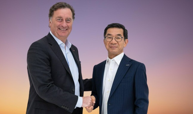 Leica & Panasonic bosses Matthias Harsch & Akira Toyoshima shake on new agreement