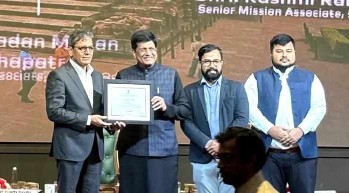 Dr. Omkar Rai, Executive Chairman of Startup Odisha receving the award from Union Minister of Commerce and Industry Piyush Goyal.